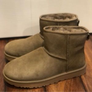 UGG Classic Mini Boots Women’s Sz 10 like NEW!!